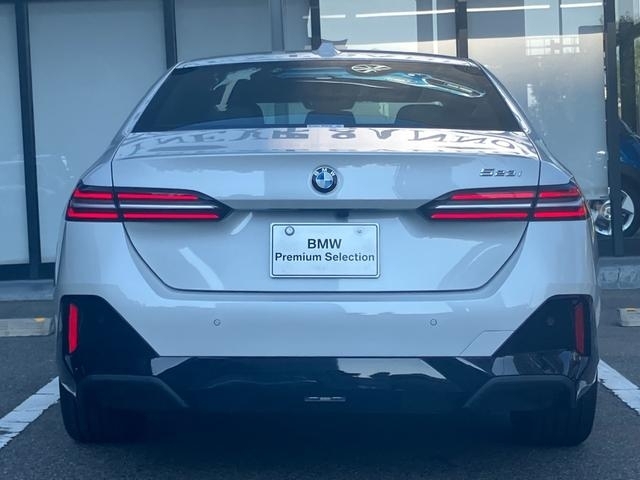 BMW 5 Series 523i M Sport Pearl White 2025′ EBH4T