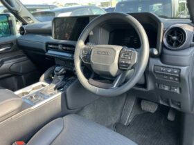 
									TOYOTA Land Cruiser Wagon VX Pearl White 2024′ ECC0K full								