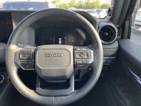
									TOYOTA Land Cruiser Wagon VX Pearl White 2024′ ECC0K full								