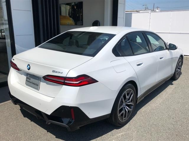BMW 5 Series 523d xDrive M Sport Pearl White 2025′ EDMB5