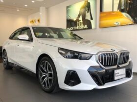 
									BMW 5 Series 523d xDrive M Sport Pearl White 2025′ EDMB5 full								