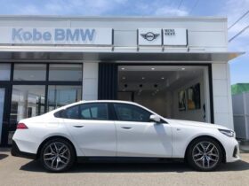 
									BMW 5 Series 523d xDrive M Sport Pearl White 2025′ EDMB5 full								