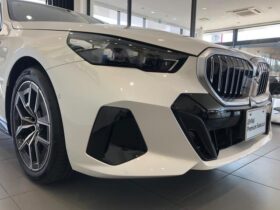 
									BMW 5 Series 523d xDrive M Sport Pearl White 2025′ EDMB5 full								