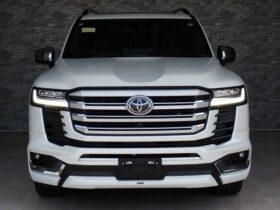 
									TOYOTA Land Cruiser Wagon ZX Pearl White 2024′ EDMH2 full								