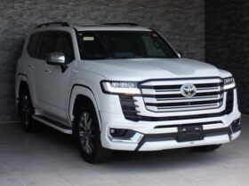 
									TOYOTA Land Cruiser Wagon ZX Pearl White 2024′ EDMH2 full								