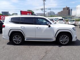 
									TOYOTA Land Cruiser Wagon ZX Pearl White 2024′ EDMH2 full								