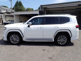 
									TOYOTA Land Cruiser Wagon ZX Pearl White 2024′ EDMH2 full								