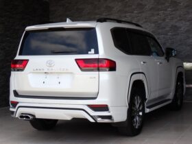 
									TOYOTA Land Cruiser Wagon ZX Pearl White 2024′ EDMH2 full								