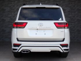 
									TOYOTA Land Cruiser Wagon ZX Pearl White 2024′ EDMH2 full								