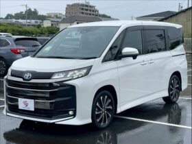 
									TOYOTA Noah X Pearl White 2023′ EDZK8 full								