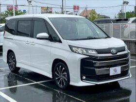 
									TOYOTA Noah X Pearl White 2023′ EDZK8 full								