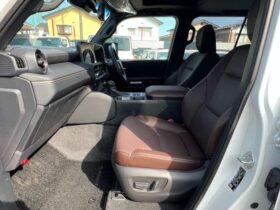 
									TOYOTA Land Cruiser Wagon ZX 4WD Pearl White 2024′ EEOYP full								