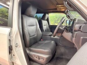
									TOYOTA Land Cruiser Wagon VX Pearl White 2024′ EG16D full								