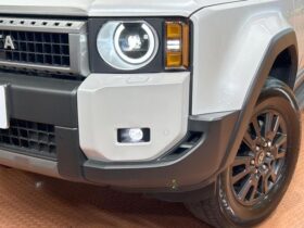 
									TOYOTA Land Cruiser Wagon VX Pearl White 2024′ EG16D full								