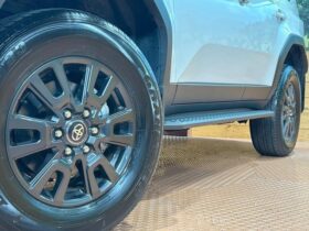 
									TOYOTA Land Cruiser Wagon VX Pearl White 2024′ EG16D full								