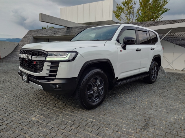 TOYOTA Land Cruiser Wagon GR Sport Pearl White 2025′ EHWNJ