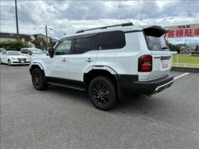 
									TOYOTA Land Cruiser Wagon VX Pearl White 2024′ EI930 full								