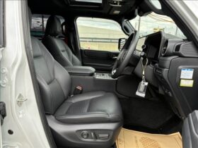 
									TOYOTA Land Cruiser Wagon VX Pearl White 2024′ EI930 full								