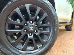 
									TOYOTA Land Cruiser Prado TX L Packet Matte Black Ed Pearl White 2023′ EK9OG full								