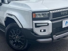 
									TOYOTA Land Cruiser Wagon VX Pearl White 2024′ EKA1Z full								