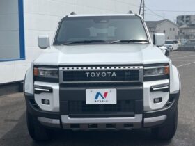 
									TOYOTA Land Cruiser Wagon VX Pearl White 2024′ EKA1Z full								