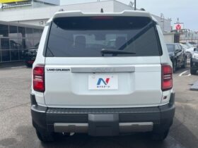 
									TOYOTA Land Cruiser Wagon VX Pearl White 2024′ EKA1Z full								