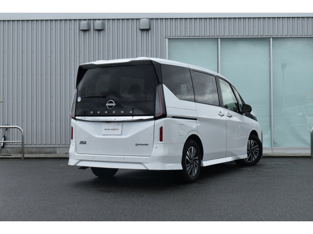 NISSAN Serena e-POWER Highway Star V Pearl White 2023′ EKAPZ