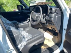 
									TOYOTA Land Cruiser Wagon VX Pearl White 2025′ EMJ01 full								