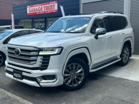 
									TOYOTA Land Cruiser Wagon ZX Pearl White 2024′ EMU20 full								