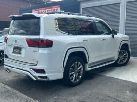 
									TOYOTA Land Cruiser Wagon ZX Pearl White 2024′ EMU20 full								