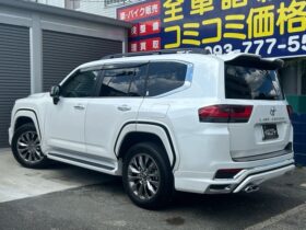 
									TOYOTA Land Cruiser Wagon ZX Pearl White 2024′ EMU20 full								
