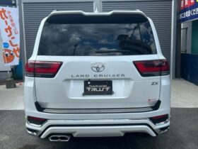 
									TOYOTA Land Cruiser Wagon ZX Pearl White 2024′ EMU20 full								