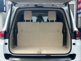 
									TOYOTA Land Cruiser Wagon ZX Pearl White 2024′ EMU20 full								