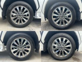
									TOYOTA Land Cruiser Wagon ZX Pearl White 2024′ EMU20 full								
