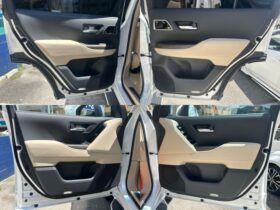
									TOYOTA Land Cruiser Wagon ZX Pearl White 2024′ EMU20 full								