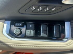 
									TOYOTA Land Cruiser Wagon ZX Pearl White 2024′ EMU20 full								