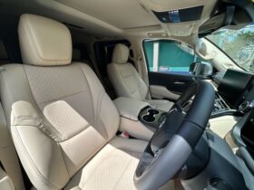 
									TOYOTA Land Cruiser Wagon ZX Pearl White 2024′ EMU20 full								