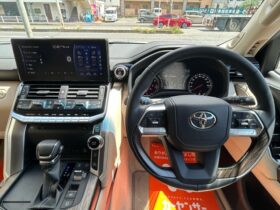 
									TOYOTA Land Cruiser Wagon ZX Pearl White 2024′ EMU20 full								