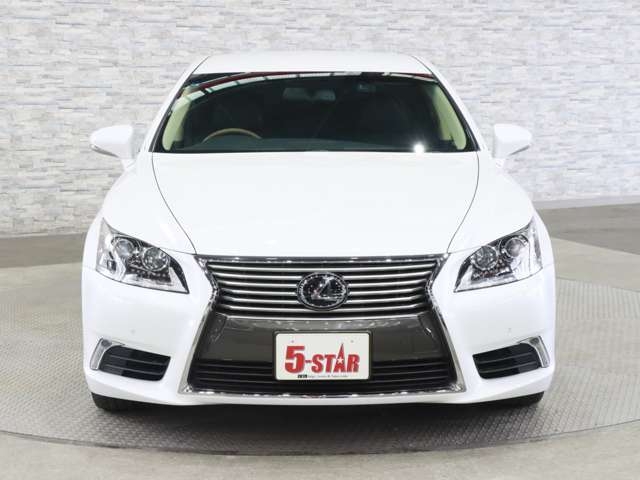 Lexus LS Version C Pearl White 2013′ EOLO1