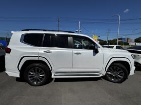
									TOYOTA Land Cruiser Wagon ZX White 2023′ EOZ7O full								