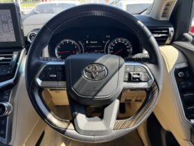 
									TOYOTA Land Cruiser Wagon ZX White 2023′ EOZ7O full								