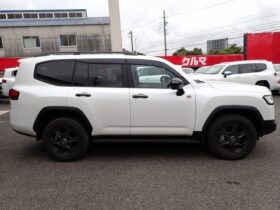 
									TOYOTA Land Cruiser Wagon GR Sport Diesel Turbo Pearl White 2022′ EQHE9 full								