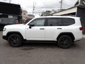 
									TOYOTA Land Cruiser Wagon GR Sport Diesel Turbo Pearl White 2022′ EQHE9 full								
