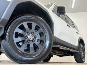 
									TOYOTA Land Cruiser Wagon VX First Edition Pearl White 2024′ EQPDN full								
