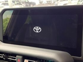 
									TOYOTA Land Cruiser Wagon VX Pearl White 2024′ EQQZ2 full								