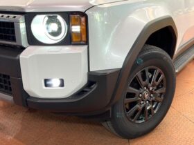 
									TOYOTA Land Cruiser Wagon VX Pearl White 2024′ EQQZ2 full								