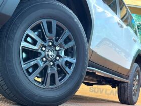 
									TOYOTA Land Cruiser Wagon VX Pearl White 2024′ EQQZ2 full								