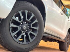 
									TOYOTA Land Cruiser Prado TX L Packet Matte Black Ed Pearl White 2023′ EQR4F full								