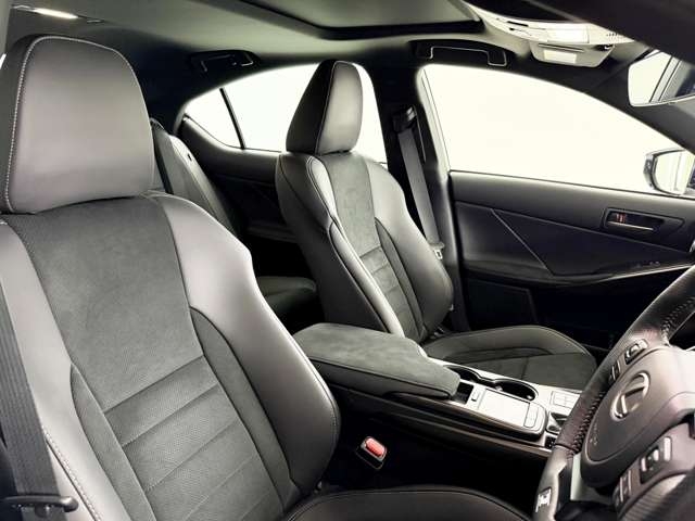 Lexus IS F Sport Mode Black 3 Pearl White 2023′ ERJUZ