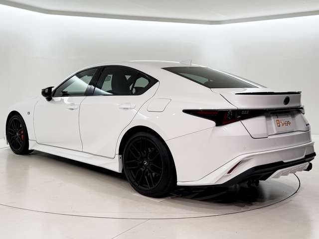 Lexus IS F Sport Mode Black 3 Pearl White 2023′ ERJUZ